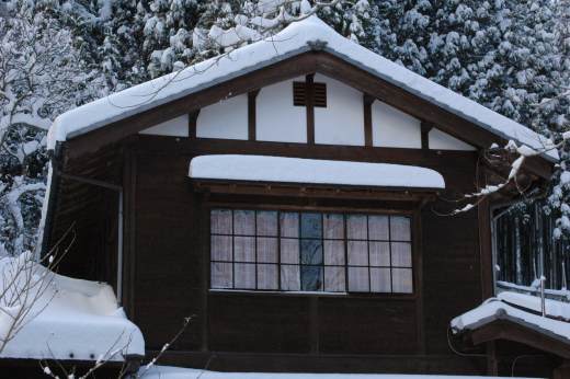 雪に覆われた栗の木の家