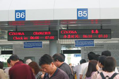 �����̑����ւł�����c�z���璷�t�s���̔�s�@�ɏ�邱�Ƃ��ł����B