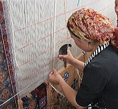 �O�~�H��œ��������B�E��ɂ͐n���������Ă���A�l�X�ȐF�̎���҂݂���Ŗ͗l������Ă͐؂��Ƃ��J��Ԃ��B