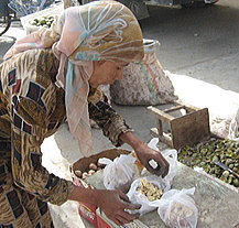 �X�ł���݂𔄂鏗���B���̗ΐF�͂���݂𔍂����c�[�B�ޏ��̎�͐^�������B