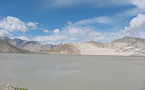 �J���N���΂܂ł̓��̂�œ˔@���ꂽ�O���[�̌΁B