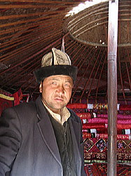 �Q���̒��ɂ́A�J���t���ȐD�����������񂩂����Ă���B�h�������Q���̂���l�͂��킢�炵���`���[���b�v�n�b�g�����Ă����B