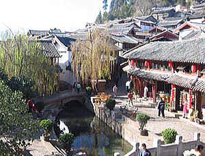 ���[�W�����̊X���݁B�����𒸂����ؑ����z�Ɛ��H���������X�����o���Ă���B