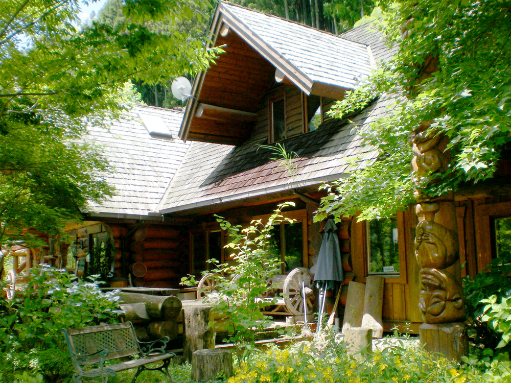 中古ログハウス・津｜ログハウスと山小屋・車庫やガレージ・物置はハンドクラフトログホームズ