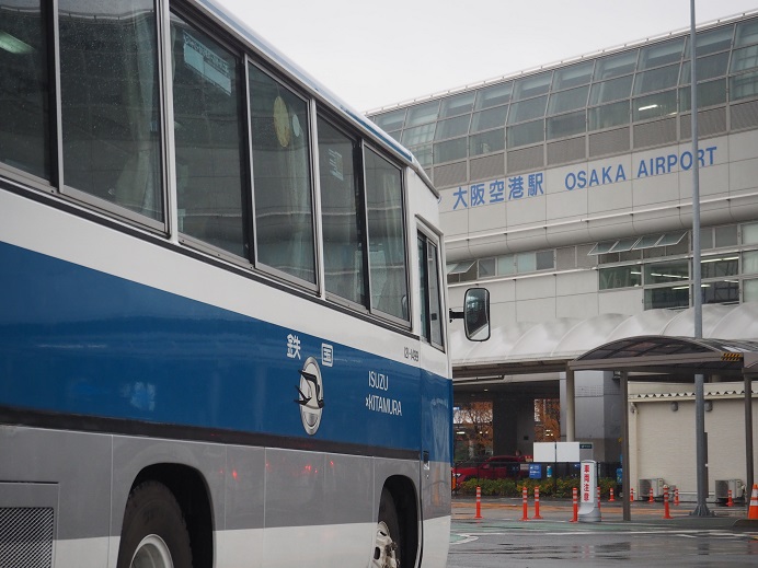 大阪空港駅のそばにたたずむ『国鉄バス』。吹田～八尾間の路線バスは、大阪モノレールの開業と引き換えに使命を終えた。