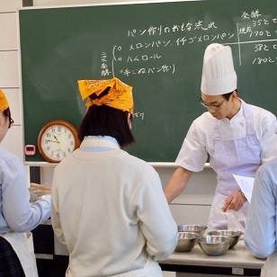 奈良県山辺高校でのパン実技指導