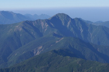 仙丈岳から手前に伸びる仙塩尾根