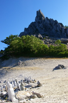 お地蔵さんが並ぶ地蔵岳