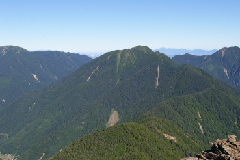 早川尾根の向こうにアサヨ峰
