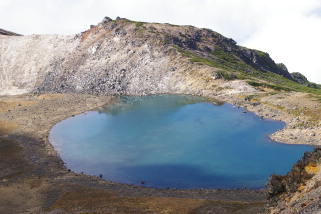 神秘的な色の水をたたえる権現池