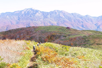 高原の中の非難小屋 向こう白山 別山