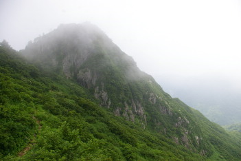 立ちはだかる千本峰