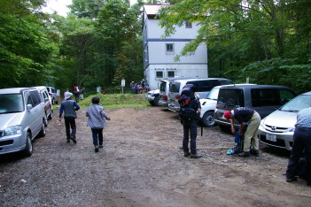 小さな駐車場と日暮沢小屋