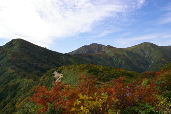 小朝日岳と大朝日岳 山腹は見事な紅葉