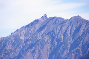 穂高連峰の奥に聳える槍ガ岳
