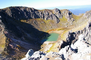 火口湖 山頂より
