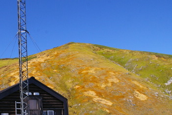 目の前に迫った山頂