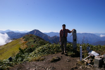 山頂 中ノ岳をバックに