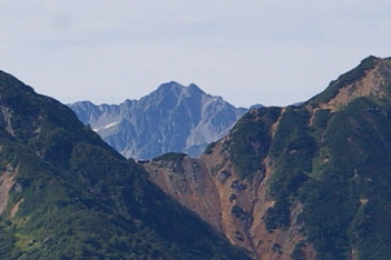 蓮華岳と針の木岳の間に烏帽子岳