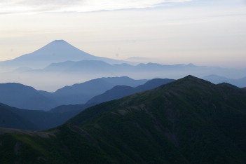 朝の富士山 右下蝙蝠岳