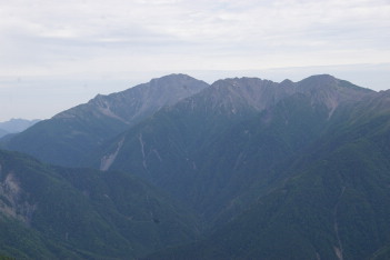 左 間ノ岳 右 西農鳥岳 農鳥岳