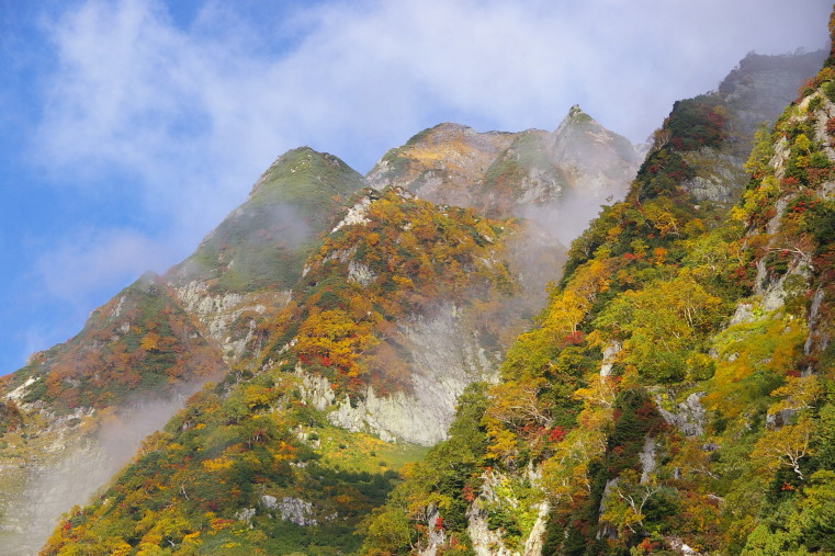紅葉の重なり合う八ッ峰(下半)