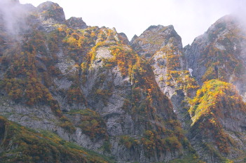 重なり合う岩稜の紅葉