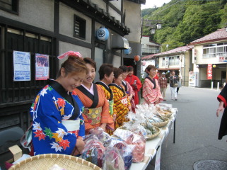 賑やかな露店