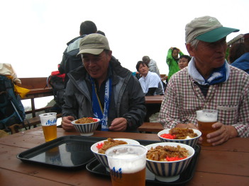満足の笑顔で ビールつき昼食